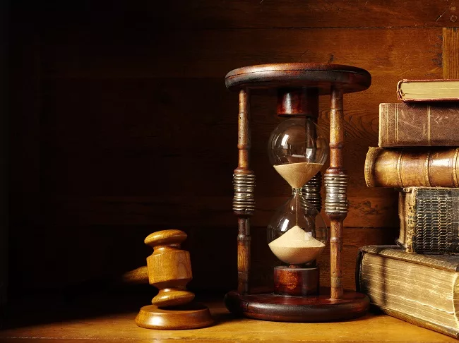 Gavel and hourglass counting down IRS statute of limitations on back taxes