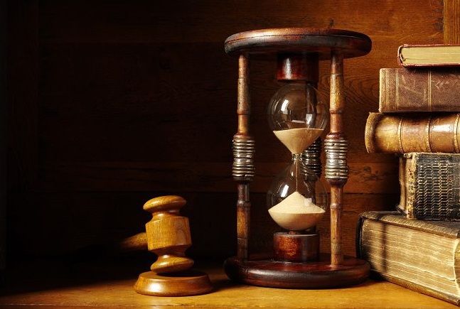 Gavel and hourglass counting down IRS statute of limitations on back taxes